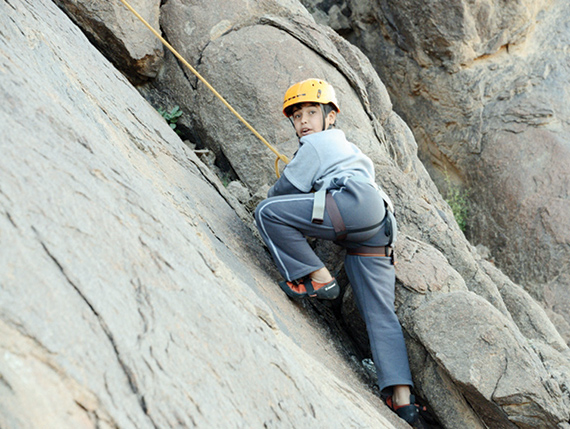 سعـوديـون يتنافسون في تسلق جبـال حائـل