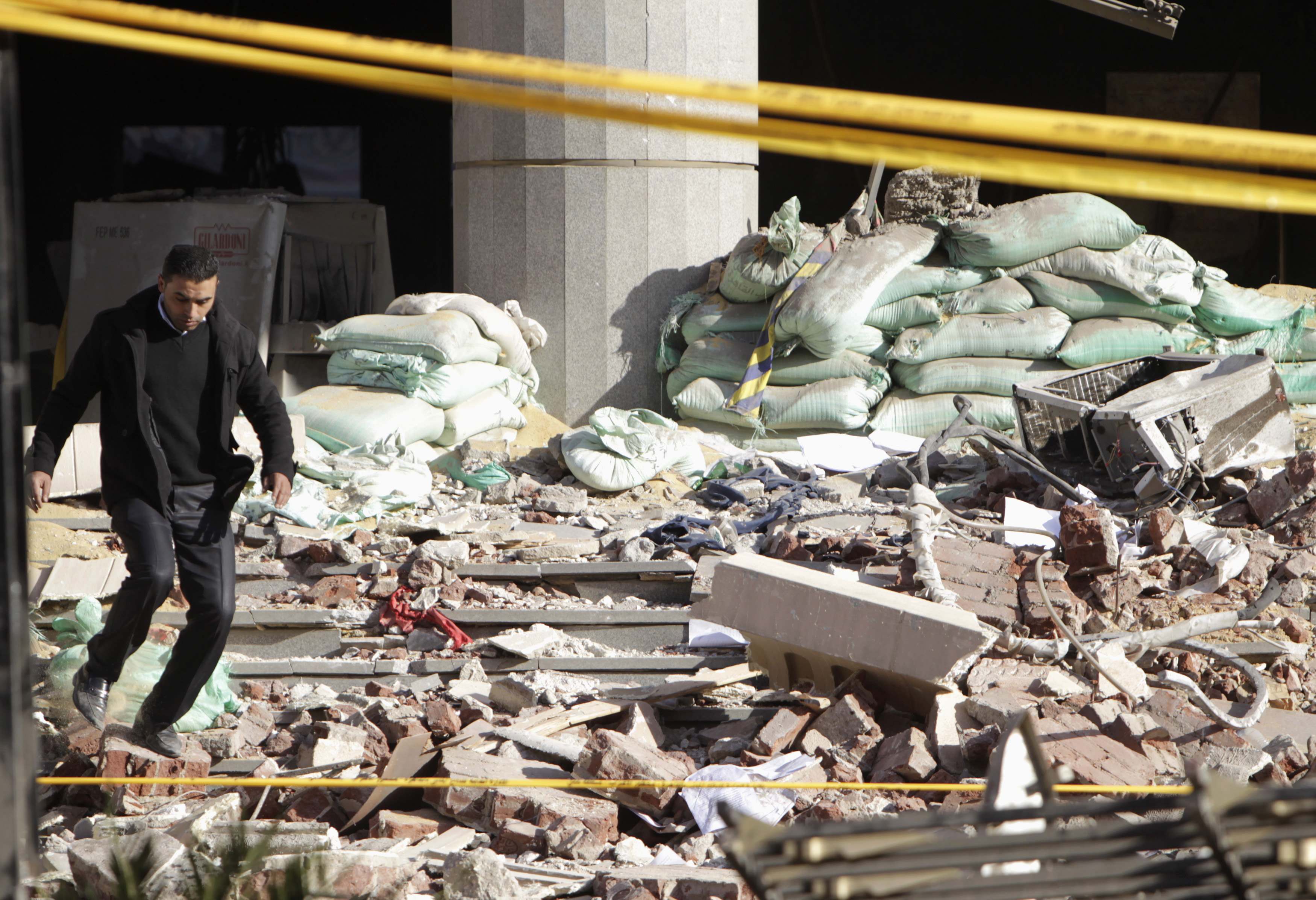 الشرطة تطلق قنابل غاز لتفريق متظاهرين مناهضين للنظام في القاهرة