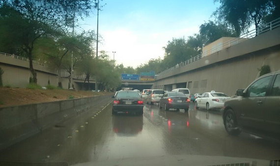 قصة مصورة : صور تويتر تكشف بهجة الناس بهطول المطر