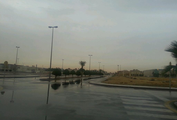 قصة مصورة : صور تويتر تكشف بهجة الناس بهطول المطر