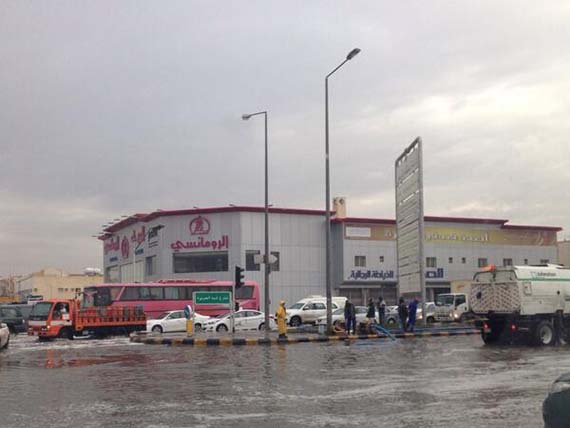 قصة مصورة : صور تويتر تكشف بهجة الناس بهطول المطر