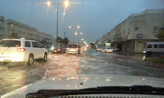 قصة مصورة : صور تويتر تكشف بهجة الناس بهطول المطر