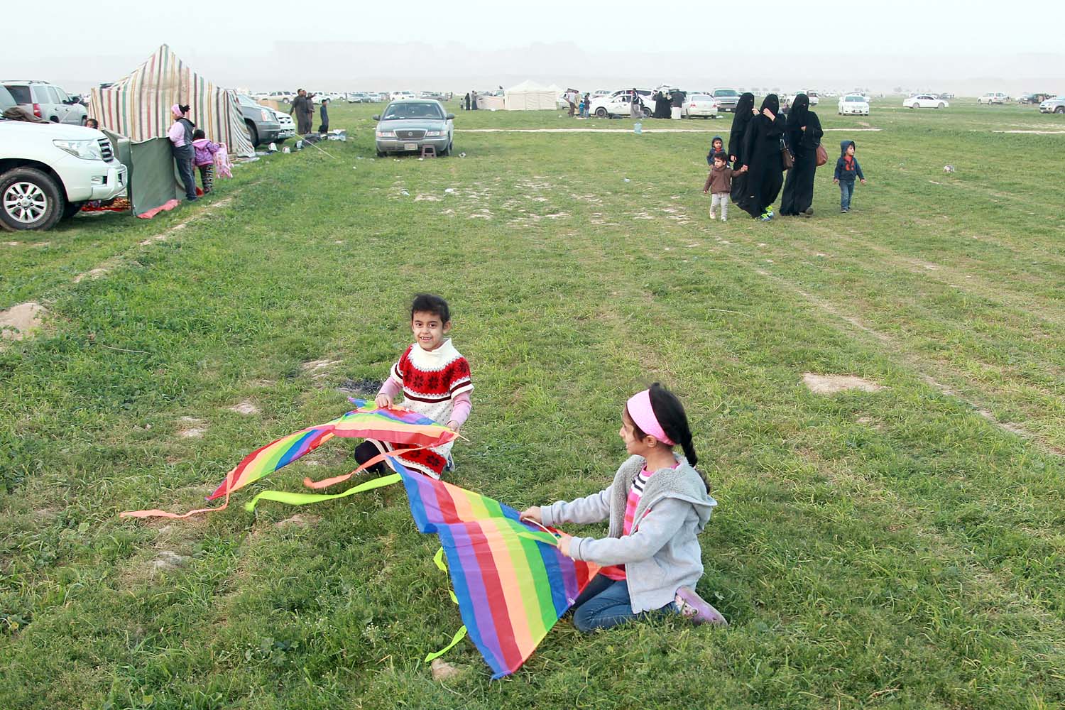 قصة مصورة: الأجواء الجميلة تجذب الأهالي للمتنزهات والشعاب