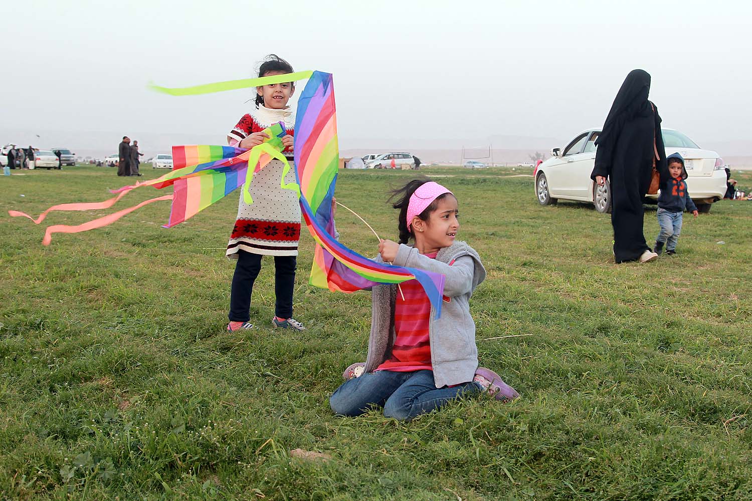 قصة مصورة: الأجواء الجميلة تجذب الأهالي للمتنزهات والشعاب