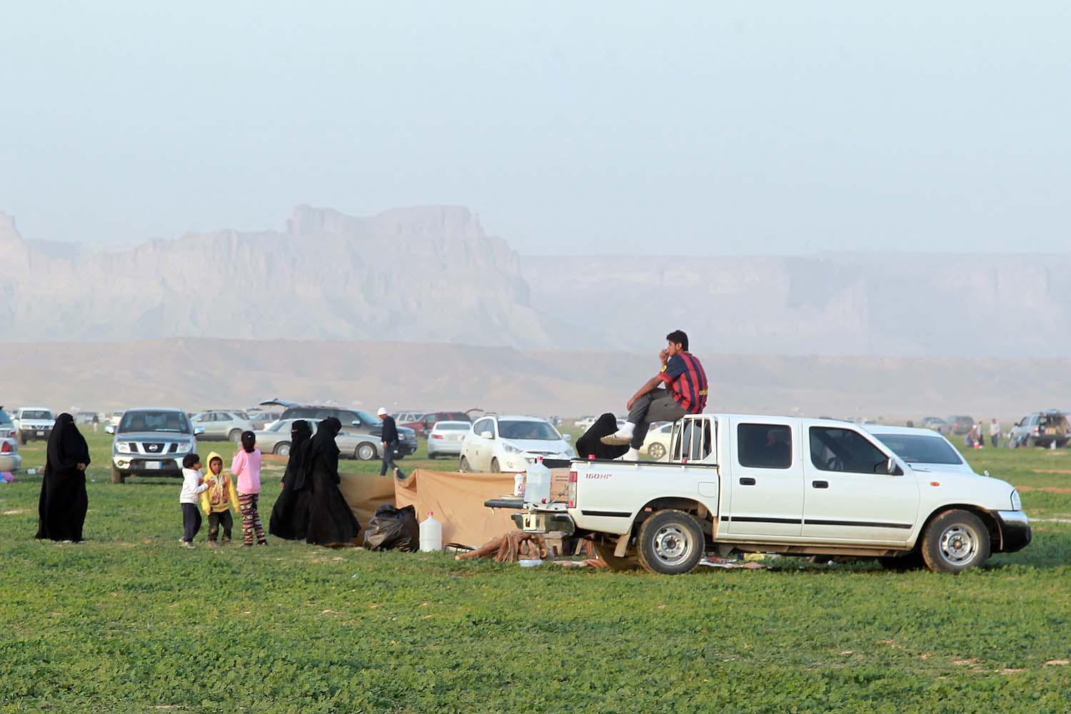 قصة مصورة: الأجواء الجميلة تجذب الأهالي للمتنزهات والشعاب