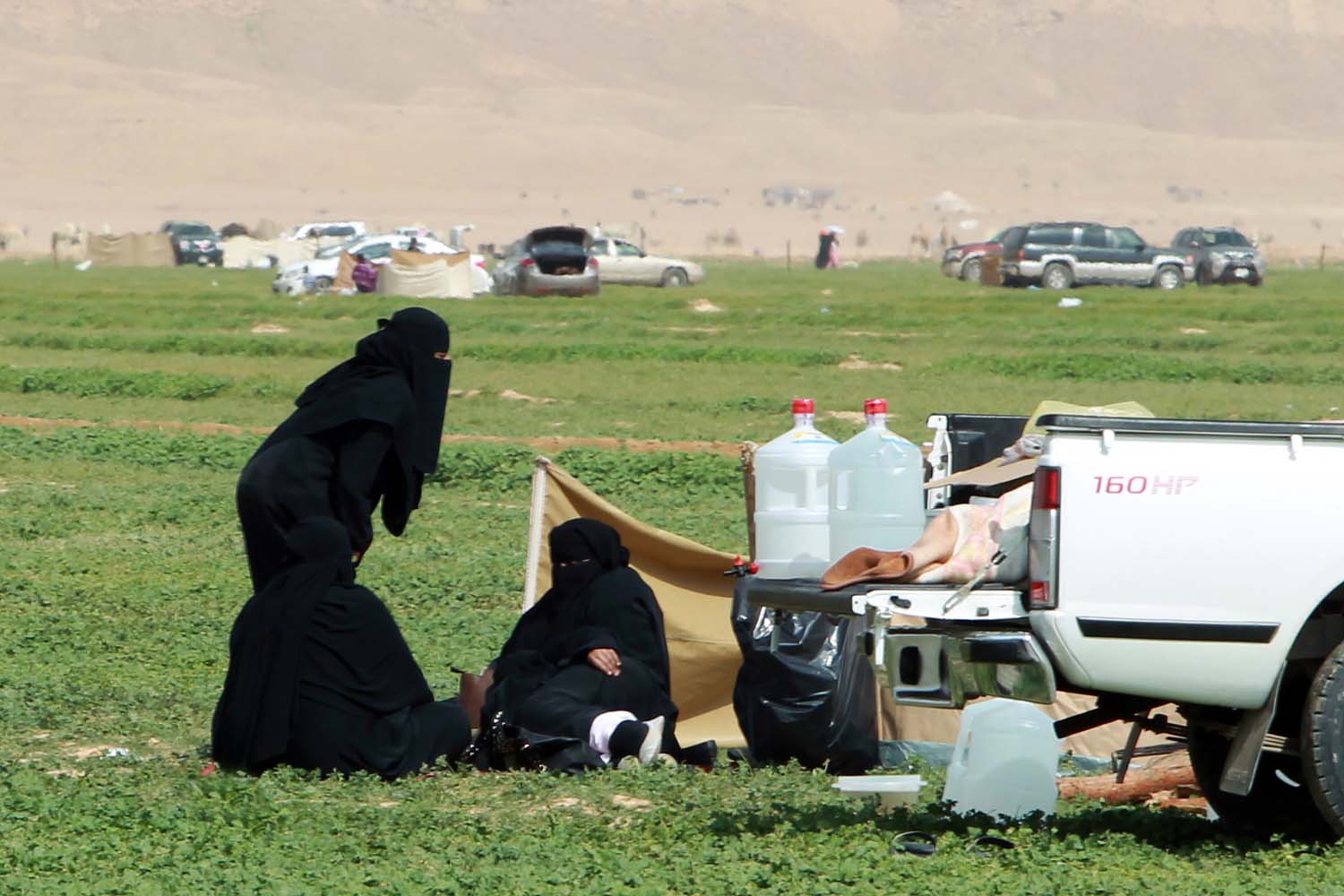 قصة مصورة: الأجواء الجميلة تجذب الأهالي للمتنزهات والشعاب