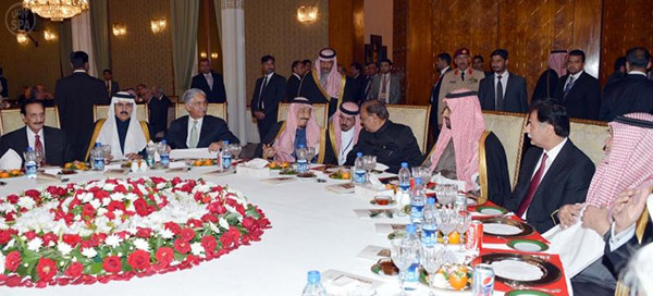 ولي العهد ورئيس جمهورية باكستان يعقدان اجتماعا في القصر الرئاسي