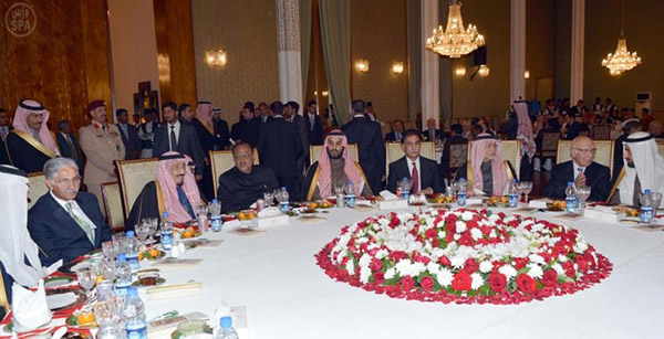 ولي العهد ورئيس جمهورية باكستان يعقدان اجتماعا في القصر الرئاسي