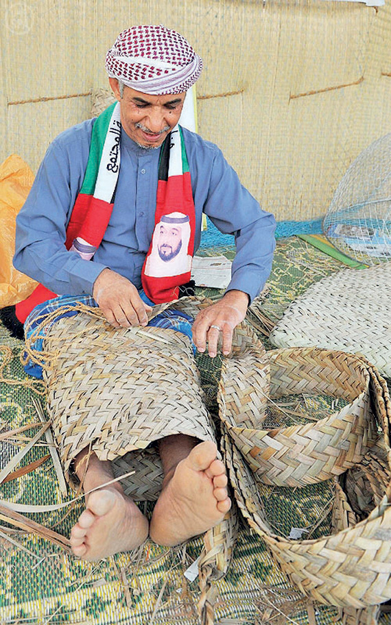 «الرزفة» و«مرحباً الساع» تجذب السعوديين إلى جناح الإمارات