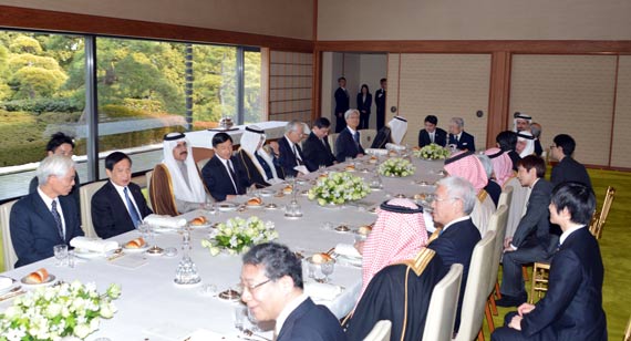 ولي العهد ورئيس الوزراء الياباني يعقدان اجتماعاً في طوكيو