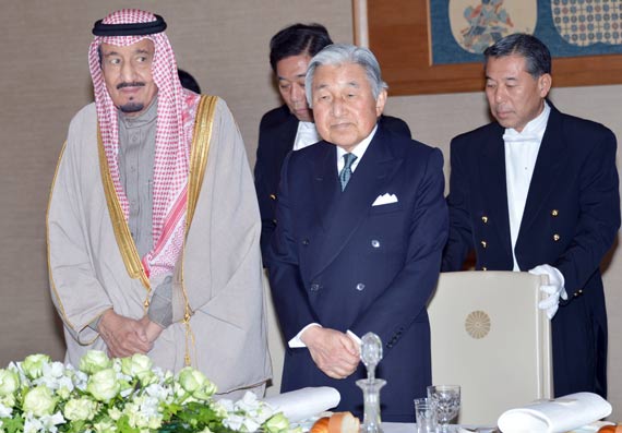 ولي العهد ورئيس الوزراء الياباني يعقدان اجتماعاً في طوكيو