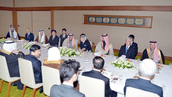 ولي العهد ورئيس الوزراء الياباني يعقدان اجتماعاً في طوكيو