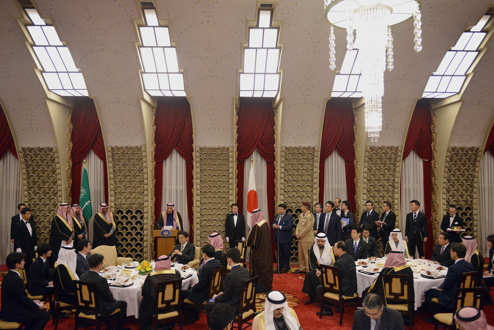 ولي العهد ورئيس الوزراء الياباني يعقدان اجتماعاً في طوكيو