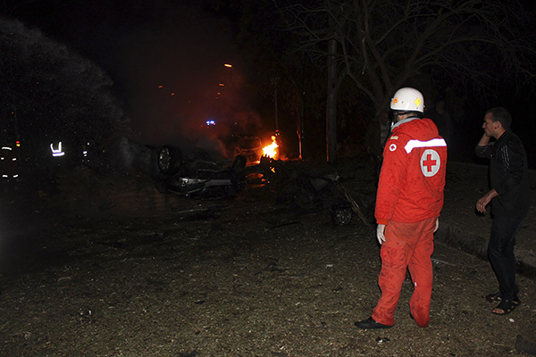 مقتل جنديين ومدني في تفجير سيارة ملغومة بالقرب من حاجزا للجيش اللبناني