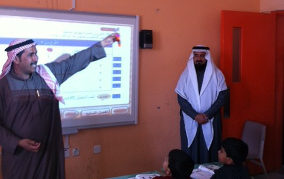 طالب يستوقف مدير تعليم الشمالية ليشكره على مشروع السبورات الذكية