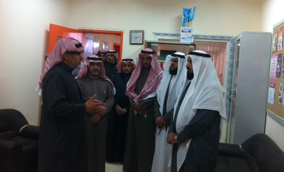 طالب يستوقف مدير تعليم الشمالية ليشكره على مشروع السبورات الذكية