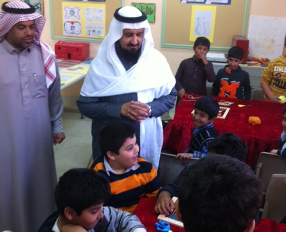 طالب يستوقف مدير تعليم الشمالية ليشكره على مشروع السبورات الذكية