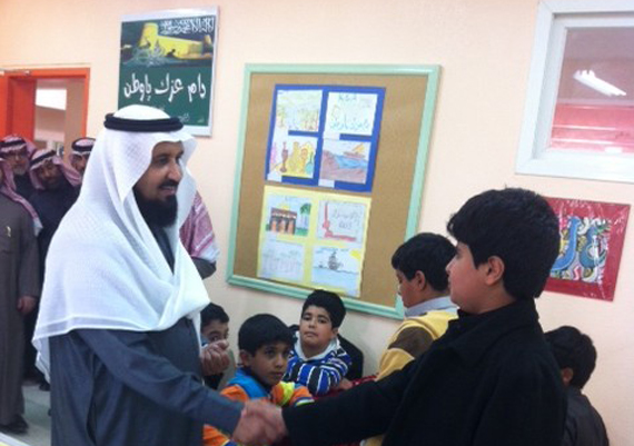 طالب يستوقف مدير تعليم الشمالية ليشكره على مشروع السبورات الذكية