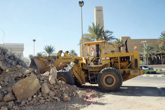 بعد 48 ساعة من العمل .. توسعة طريق الملك عبد العزيز «تتعثر»