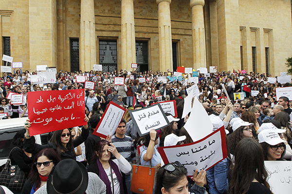 قصة مصورة : مظاهرة لبنانية ضد العنف الأسري