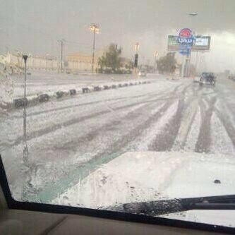 قصة مصورة: أمطار و "برد " تحول رفحاء إلى منتزه خلاب