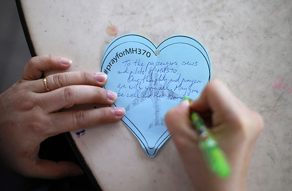 الشرطة الماليزية تفتش منزل قائد الطائرة المفقودة