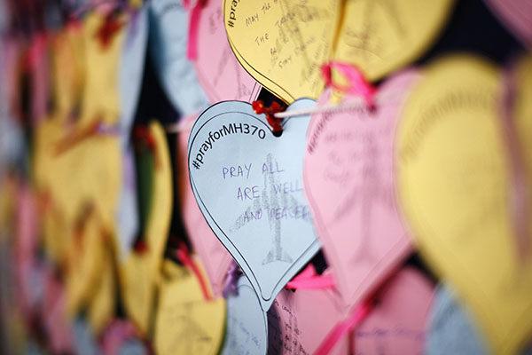 الشرطة الماليزية تفتش منزل قائد الطائرة المفقودة