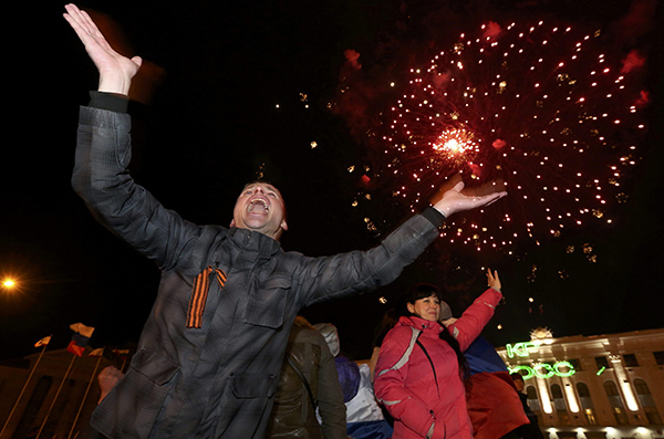 قصة مصورة : أوباما يفرض عقوبات على 11 روسيا وأوكرانيا بعد استفتاء القرم
