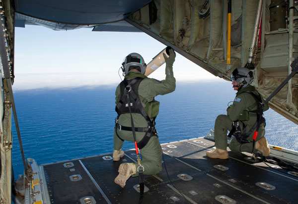 وزير النقل الماليزي : لا توجد تطورات إيجابية في جهود البحث عن الطائرة المفقودة