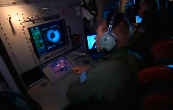 التلفزيون الصيني يعرض صورا لحطام محتمل للطائرة الماليزية المفقودة