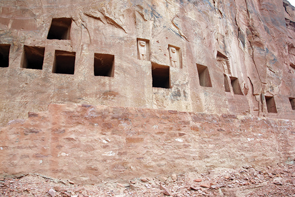 آثار الخريبة .. بين «مقابر الأسود» و«محلب الناقة»