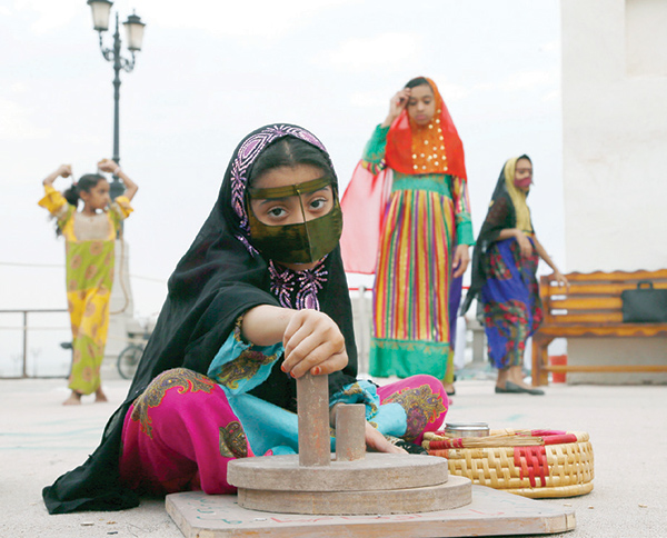 أطفال يمارسون ألعاب آبائهم وأجدادهم