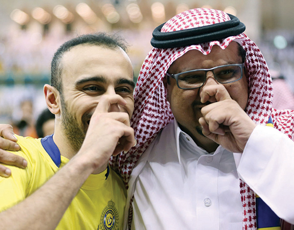 «الإشارة إلى الأنف» .. ردة فعل «مكبوتة»