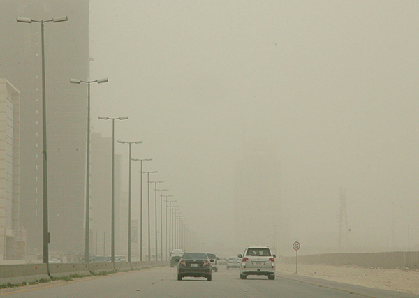 موجة غبار تضرب الشرقية وتوقف الحركة الملاحية في ميناء الدمام