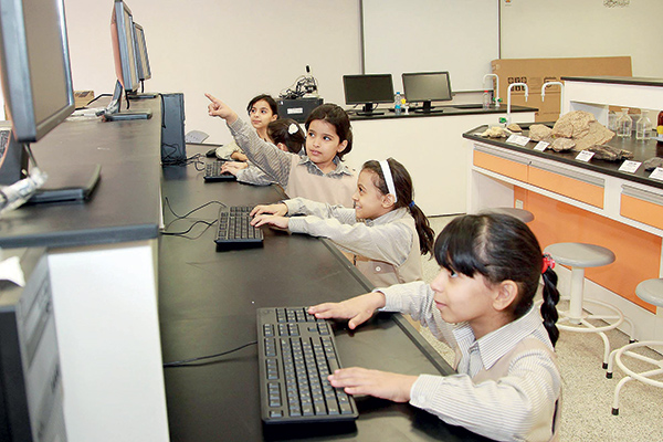 «التربية» تلزم الطلاب المستجدين بجواز سفر مستقل