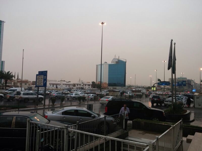 تواصل هطول الأمطار على مدينة الرياض