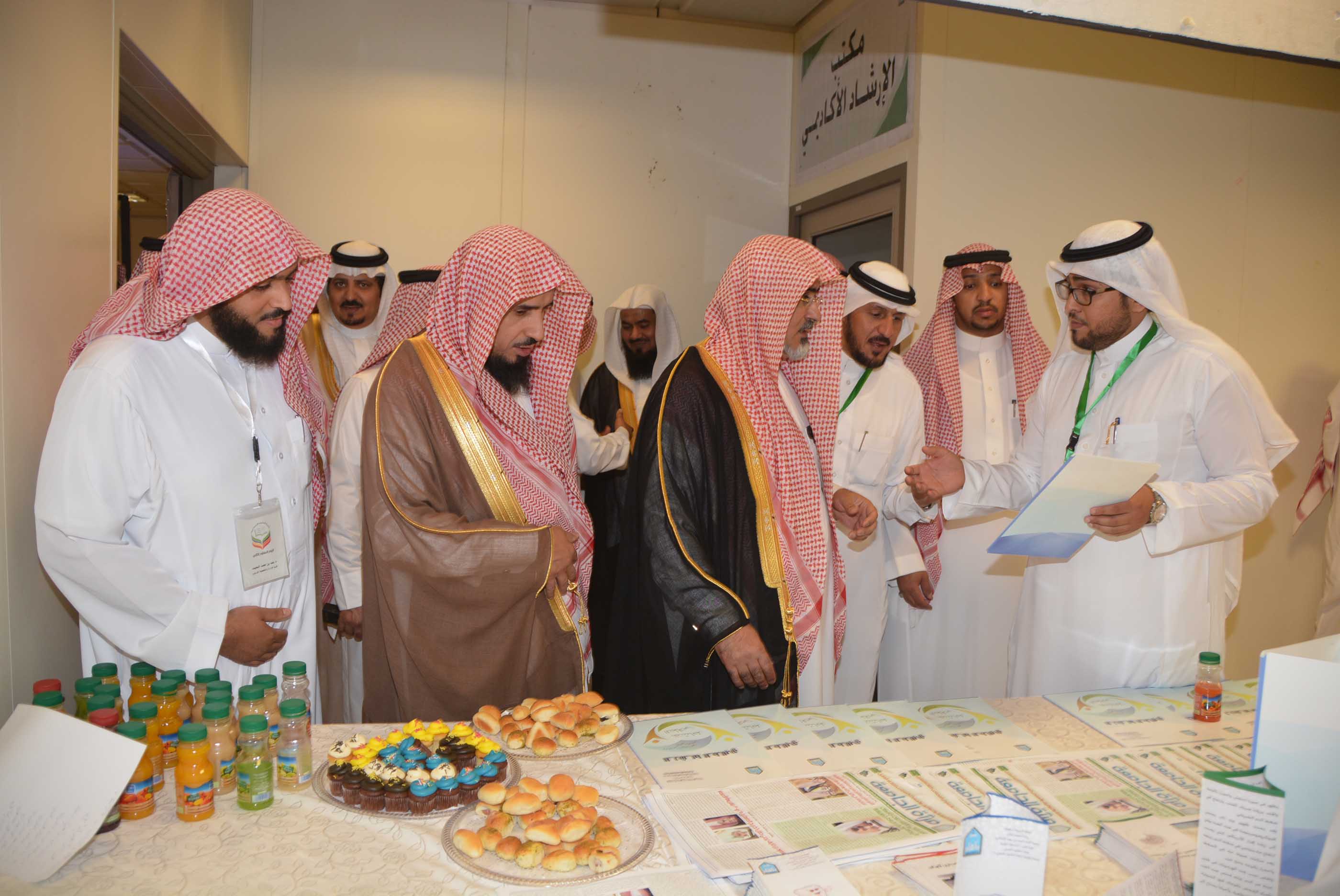 مدير جامعة الإمام يشارك الطلاب في فعاليات "اليوم المفنوح"