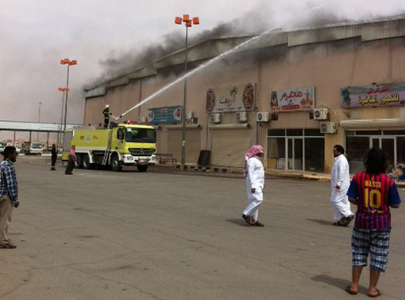 رغم مرور ٧ ساعات.. مدني رفحاء لم يتمكن من مكافحة حريق السوق الشهير