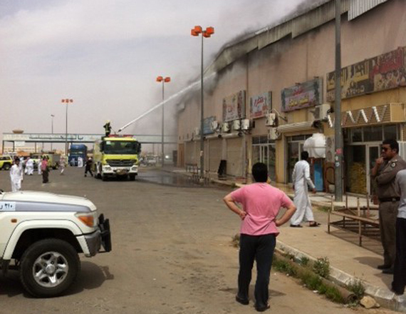 رغم مرور ٧ ساعات.. مدني رفحاء لم يتمكن من مكافحة حريق السوق الشهير