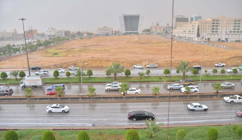 هطول أمطار متفرقة على مدينة الرياض