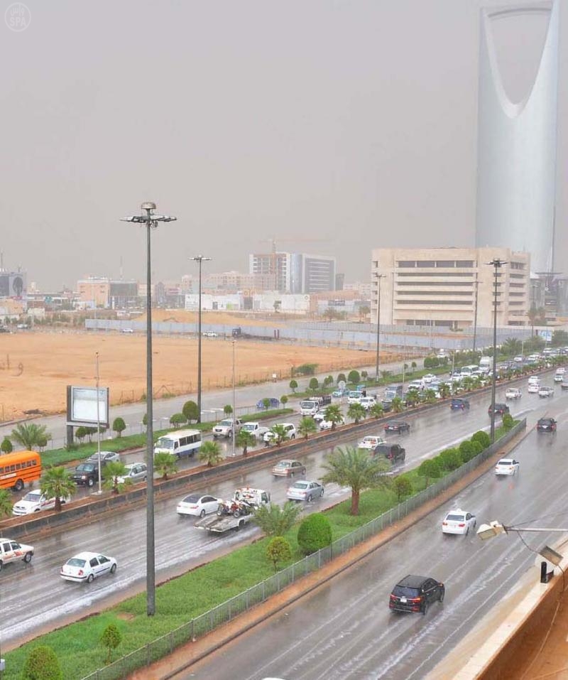 هطول أمطار متفرقة على مدينة الرياض