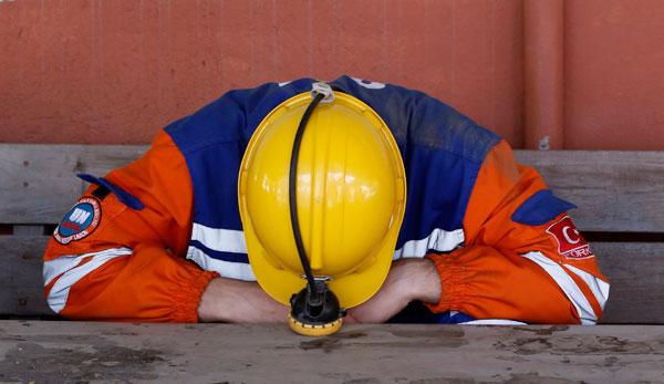 الشرطة التركية  تطلق الغاز المسيل للدموع لتفريق المتظاهرين في مكان حادث المنجم