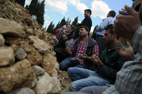 الشرطة التركية  تطلق الغاز المسيل للدموع لتفريق المتظاهرين في مكان حادث المنجم