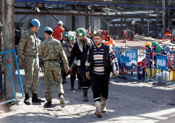 الشرطة التركية  تطلق الغاز المسيل للدموع لتفريق المتظاهرين في مكان حادث المنجم