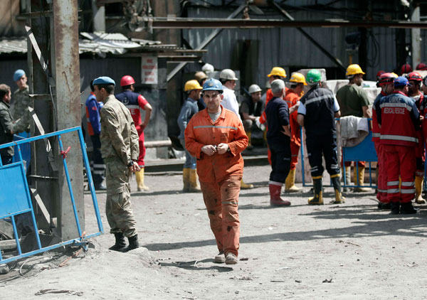 الشرطة التركية  تطلق الغاز المسيل للدموع لتفريق المتظاهرين في مكان حادث المنجم