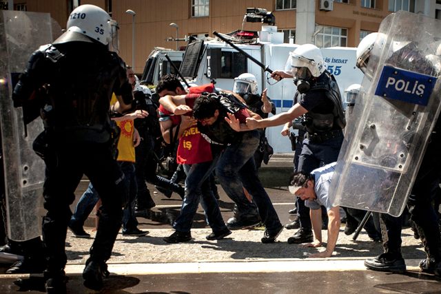 الشرطة التركية  تطلق الغاز المسيل للدموع لتفريق المتظاهرين في مكان حادث المنجم