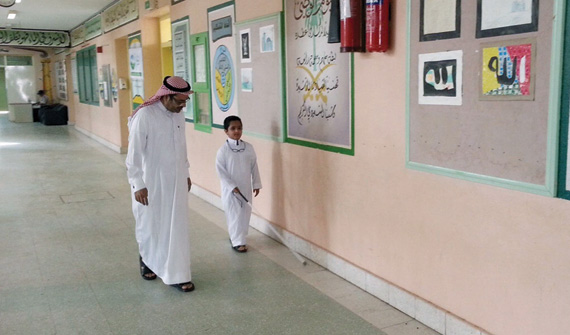 التدريب على استخدام «العصا البيضاء» والحماية والبحث عن الأشياء