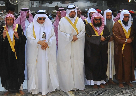 قصة مصورة : أمير مكة المكرمة يتشرف بغسل الكعبة المشرفة