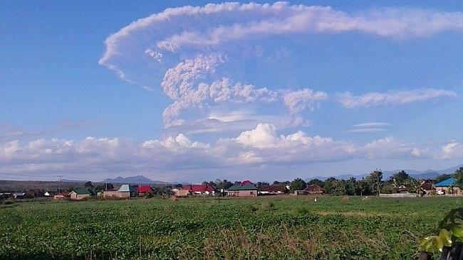 سحابة من الرماد إثر ثوران بركان في إندونيسيا تلغي رحلات جوية