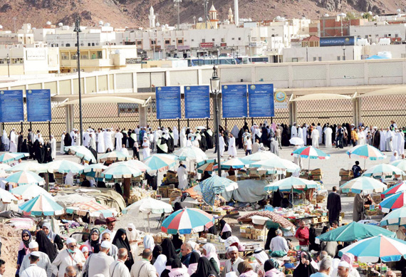 زوار «جبل أحد» .. يستذكرون أطوار المعركة ويشترون التذكارات